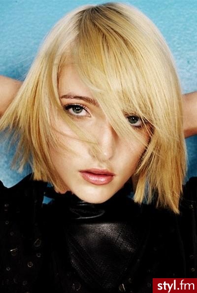 Blonde with darker tones - Średnie Fryzury