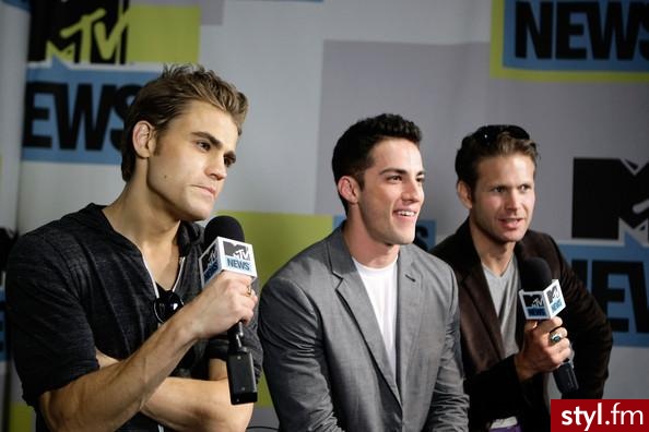 Actor Paul Wesley,  Michael Trevino i Matt Davis - Moda uliczna Inne Moda