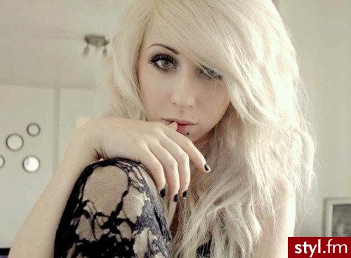 Blond Rozpuszczone Kręcone z grzywką Na co dzień Średnie Fryzury