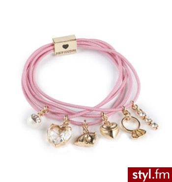 Kto powiedział, że charmsy mogą ozdobić jedynie Twój nadgarstek?  Firma Juicy Couture stworzyła gumkę do włosów z tymi małymi ozdóbkami. Cena: $25. - Nakrycia głowy Dodatki Moda