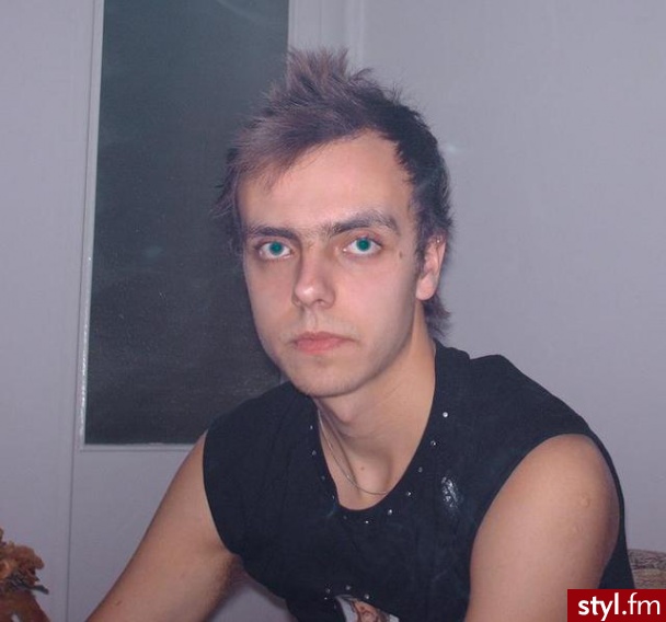Moja fryzura z Sylwestra 06/07. teraz mam normalna krotką fryzure. Nie mam pomyslu na nowa, moze cos podpowiecie:)pzdr - Średnie Męskie Fryzury