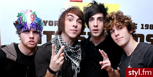 all time low. uwielbiam ich :P - Średnie Męskie Fryzury