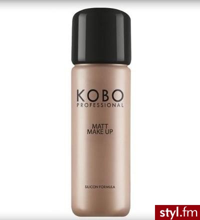 kobo. jakiś miesiąc temu zakupiłam kosmetyki kobo- tak z ciekawości :) i muszę przyznać, że jak za taka cene są naprawdę dobre :) baza- dobra lecz nie używam bo podkład świetnie trzyma i rozprowadza się na mojej cerze bez niego :) puder - rewelacji nie ma - Makijaże
