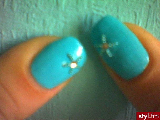 Autor: misstq misstq.turquoise. Autor: <b>misstq</b><br /> Turkusowy lakier Manhattan(Fluo Club) + morski bulion + srebrna cyrkonia.Proste i efektowne;))) - Paznokcie
