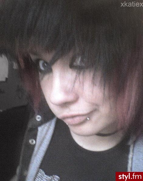 cos w czerwonej barwie xd 
czekam na opinie :) - EMO Alternatywne Średnie Fryzury