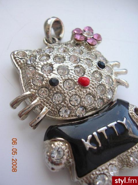 Wisiorek Hello Kitty . 
Dostałam od koleżanki.
NIE WIEM GDZIE KUPIŁA. 
Poszukajcie na allegro ; ) - Misz-masz