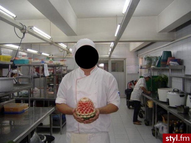 Carving-czyli sztuka zdobienia w owocach.Na zdjeciach odmiana carvingu tajskiego-sa to glownie motywy kwiatowe,zwierzeta i duze kompozycje. - Misz-masz