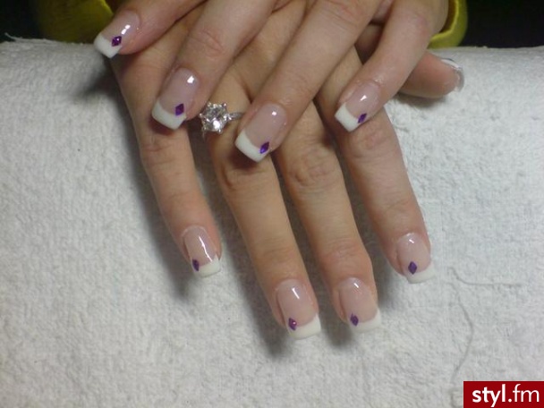 zdjęcie jakieś takie rozmazane a na nim french z fioletowymi rombami - Paznokcie