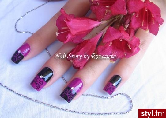Zdobienie wykonane na NATURALNYCH PAZNOKCIACH za pomocą kolorowych lakierów. Plus cyrkonie. 
Więcej na: http://nail-story.blog.onet.pl - Paznokcie