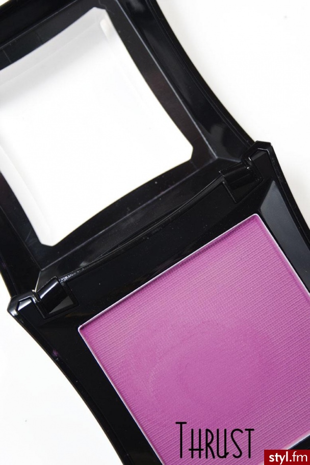 Illamasqua Powder Blusher. Illamasqua Powder Blusher - Makijaże
