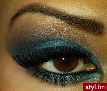 makijaż. Eyes
udpp
mac painterly paintpot all over lids as base
mac delft paintpot on lower lid as base
mac odalisque e/s on lids (teal) and below waterline
mac bronze e/s in crease (true bronze)
mac honey lust e/s to blend out bronze (peach gold)
 - Makijaże