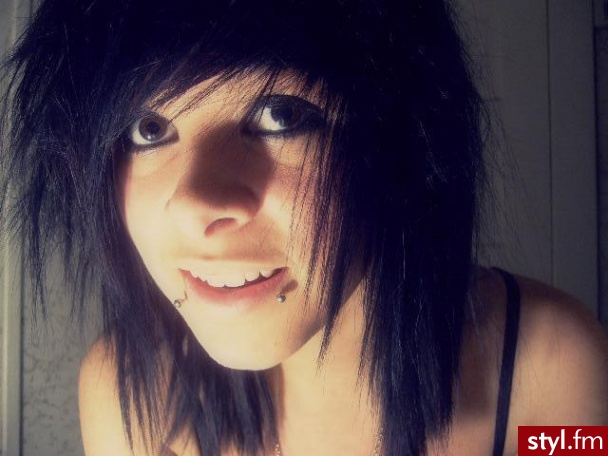 to nie moja fotka ^^ jeżeli to zdjecie znajduje sie juz w galerii prosze napisac, to usune xd - EMO Alternatywne Średnie Fryzury