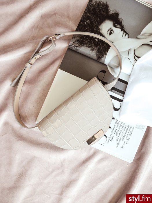 Torebka wykonana została z najwyższej jakości skóry naturalnej. Z przodu posiada elegancki emblemat sygnowany marką Rose Boutique. Posiada jedną komorę oraz nie mieści A4. Wszystkie metalowe elementy są w złotym kolorze. - Kopertówka Torebki Moda