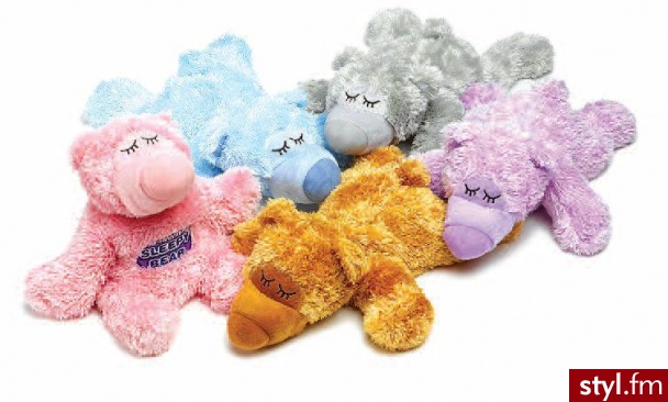 Sleepy Bear to pierwsza na świecie grzejącą przytulanka wykonana z pluszowego materiału- microsave. Po dwóch minutach w kuchence mikrofalowej, miś działa jak rozgrzewający kompres, przez całe dwie godziny pachnąc lawendą.
Pięć kolorów, 30,5 cm. Cena: 65z - Gadżety Inne Moda