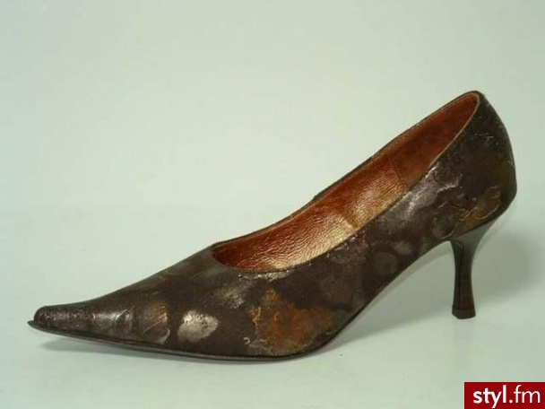 321 144
kolory:Brąz/złoto
rozmiar: 35-41
obcas: 8 cm
cena: 229,00zł - Pozostałe Buty Moda
