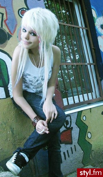 Jeśli zdjęcie już jest w galerii podaj link to usunę ;) - EMO Alternatywne Średnie Fryzury