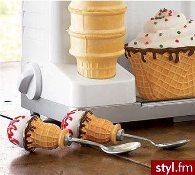 łyżeczki w kształcie wafelków z lodami! Czy nie są słodkie? I na pewno tak samo słodko musi się nimi jeść lody ;-) 
Dostępne na surlatable.com
za 20$ - Gadżety Inne Moda