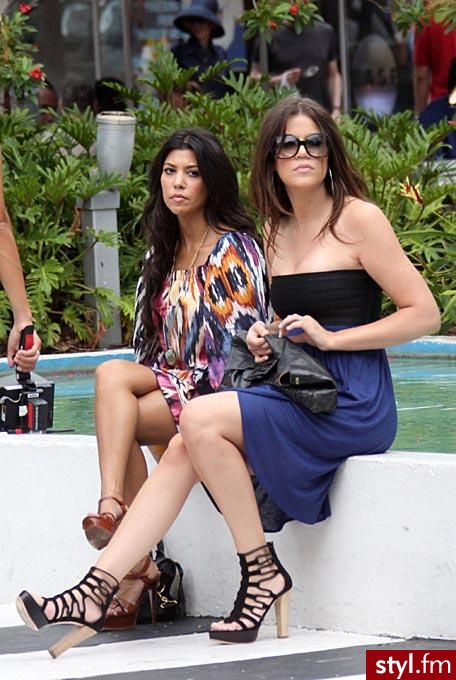 Kourt & Khloe Kardashian - Moda uliczna Inne Moda