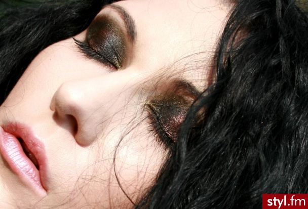 Jesienne trendy zadowolą każdą kobietę, mamy brązy, nude, mocny kolor albo smoky eye. Zależnie od urody wybieramy to, co do nas pasuje. Ja lubię mocne akcenty na oku więc wybrałam smoky, Cavalli trafił w mój gust w 100%. - Makijaże