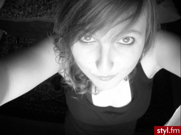 Ciocia mnie ścieła ..:P     
Ścieniowała mi włosy .. i od połowy zkróciła i pocieniowała ..  grzywk na bok..;] i gotowe xD - Średnie Fryzury