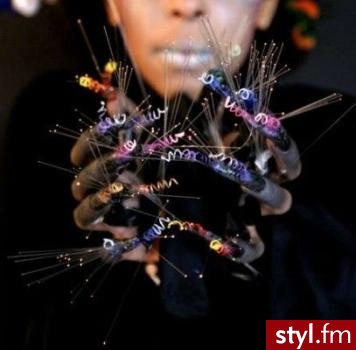 Świecące tipsy - trendy 2009 - Paznokcie