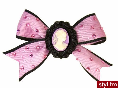 Spinki od Tariny Tarantino zobaczymy we włosach wielu gwiazd. Te nosi sama Avril Lavigne. :) Cena: $70 - Nakrycia głowy Dodatki Moda
