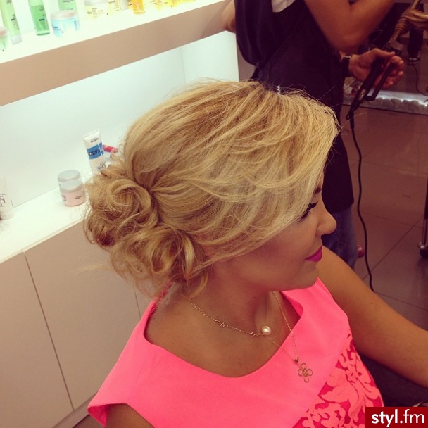 Blond Upięcie Kręcone Wieczorowe Średnie Fryzury