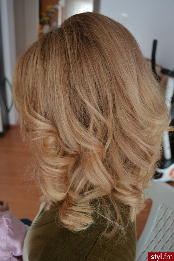 Naturalne ombre hair (kolor zrobiony na balayage) - Blond Rozpuszczone Kręcone Na co dzień Średnie Fryzury