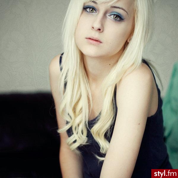 Kręcone blond. Ładna blond fryzurka. - Długie Fryzury