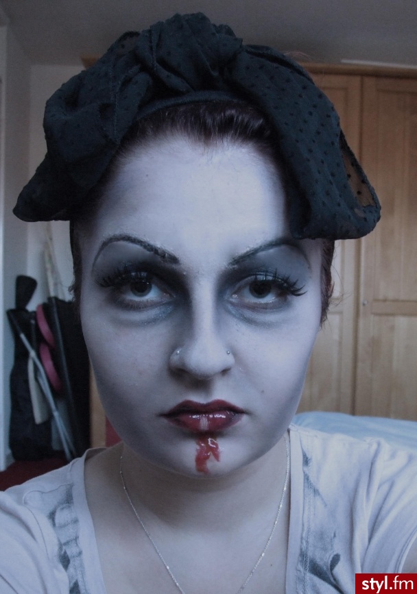 Cos na Halloween :) Tekstura przy brwiach kijowo wyszla, ale to pierwszy raz wiec mozna to olac ;) To jednak zombie, wiec twarz moze byc nie rowna hehe :) - Artystyczne Makijaże