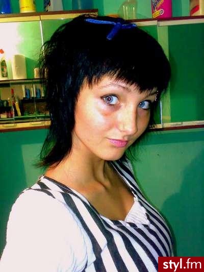 moja fryzurka...hmm...taka zwykła ale cos w niej jest:) - EMO Alternatywne Średnie Fryzury