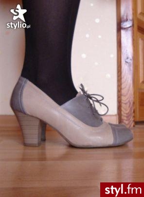 Na żywo ładniej wyglądają .. 
I wgl na innej dziewczynie jak widziałam to takie super te butki :) .. Tutaj nie aż tak ładnie się prezentują ;] - Pozostałe Buty Moda