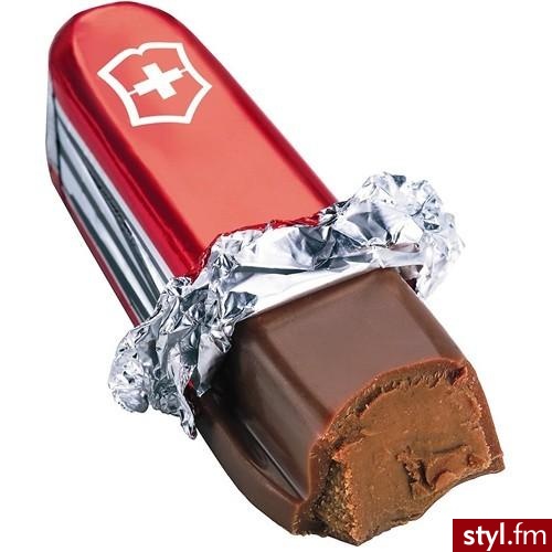 Jedliście kiedyś scyzoryk? ;) Teraz macie taką szansę! Ten wykonany jest z najlepszej szwajcarskiej czekolady, wypełniony orzechowym nadzieniem. Cena takiej przyjemności to $3.50. - Misz-masz