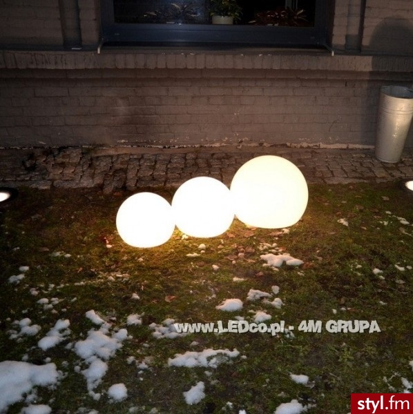 Kula Terra dostępna w trzech rozmiarach: o średnicy 50 cm, 40 cm i 35 cm. Świecące kule Terra, nadają się do dekoracyjnego oświetlenia wnętrz jak również idealnie zastępują klasyczne lampy ogrodowe. Więcej na LEDco.pl - Ogród