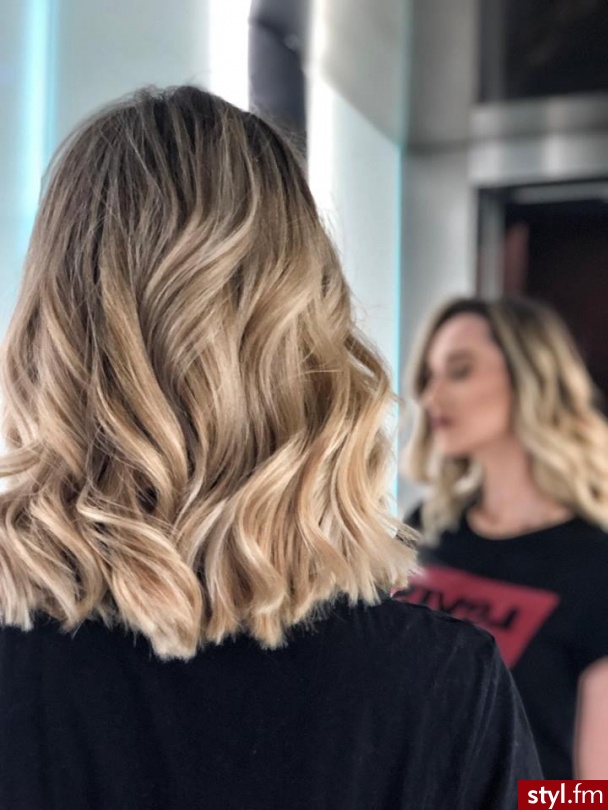 salon fryzjerski Warszawa https://forhair.salon/ - Blond Rozpuszczone Kręcone Na co dzień Średnie Fryzury