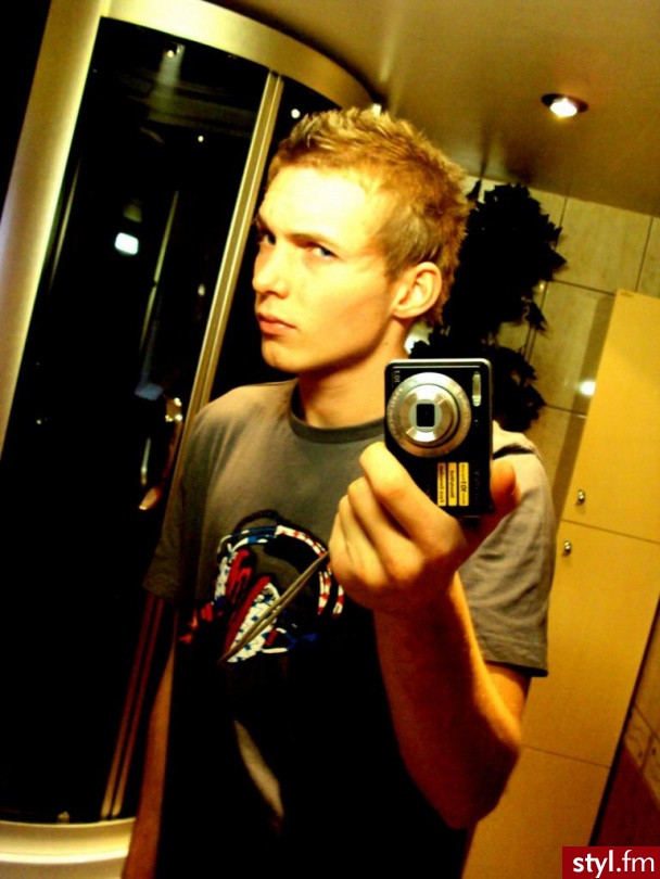 Blond. Nie wiem czy ładnie ale jest ^^ - Średnie Męskie Fryzury