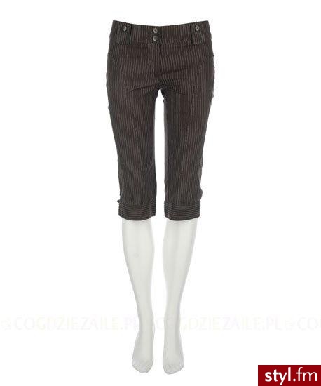 Spodnie - Top Secret. Brązowe rybaczki w prążki, zapinane na guziki i suwak, ze szlufkami na ozdobny pasek. Polecamy z balerinami i t-shirtem. - Pozostałe Ciuchy Moda