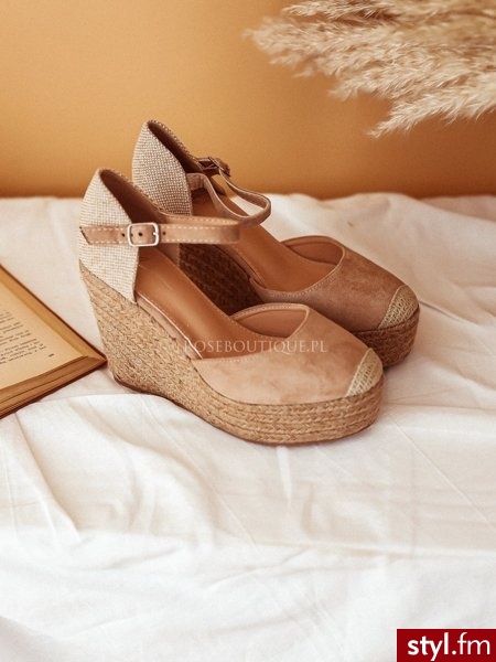 Espadryle pasują idealnie na wiosenne dni. Można je ubrać zarówno do spodni, spódniczek oraz sukienek. Jest to trend tej wiosny oraz lata. https://roseboutique.pl/ - Koturny Buty Moda