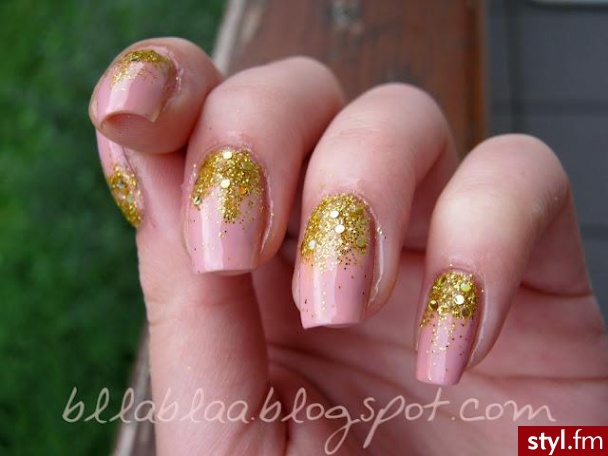 Glitter;)
Jeśli chcecie zobaczyć więcej, to serdecznie zapraszam na mój blog: http://bllablaa.blogspot.com/ - Kwadratowe Naturalne Paznokcie