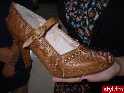 Olga Szynkarczuk - polska projektantka - robi karierę na zachodzie, prezentując swój najnowszy projekt.. czyli kierpce na obcasie. Podoba Wam się ten pomysł? - Pozostałe Buty Moda