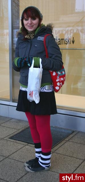 Jedną nogą w wiośnie, drugą nogą w zimie - moda niezdecydowana, choć widać, że tęskniąca za cieplejszymi dniami. - Moda uliczna Inne Moda