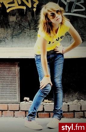 modne połączenie - rurki, kolorowy t-shirt z nadrukiem i masywne buty. do tego okulary w stylu retro ;] - Moda uliczna Inne Moda
