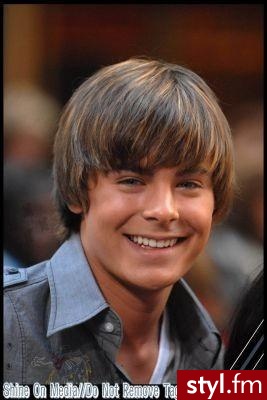 Zac Efron - Średnie Męskie Fryzury