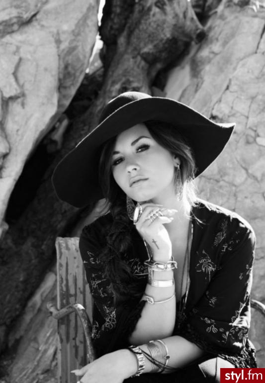 Demi Lovato - Nakrycia głowy Dodatki Moda