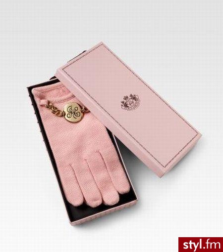 Rękawiczki Juicy Couture. Rękawiczki ozdobione są krótkim łańcuszkiem i medalionikiem, co dodaje im elegancji typowej dla marki Juicy Couture. 
Dodatkowo zapakowane są w śliczne pudełko, dzięki czemu są gotowe by położyć je pod choinkę jako prezent. - Misz-masz