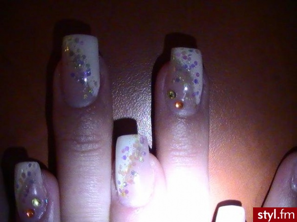pieguski z brokatem sa koloru jasnej zieleni,ktorej nie widac na zdjeciu. - Paznokcie