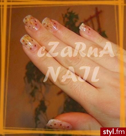 Odnowa. Pazurki trzymaly się idealnie i bez zapowietrzeń 4 tyg. teraz postanowilyśmy z kolezanką zmienić wzorek. - Paznokcie
