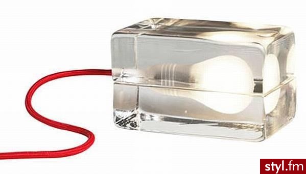 Ta lampa od 2000 roku jest częścią prestiżowej kolekcji Muzeum Sztuki Współczesnej w Nowym Jorku. Każda cześć jest robiona ręcznie, a szkło podane specjalnej obróbce. Szkło w kolorze
bursztynu. Lampka dostępna jest także w formie transparentnego bloku. - Mój pokój Wnętrza