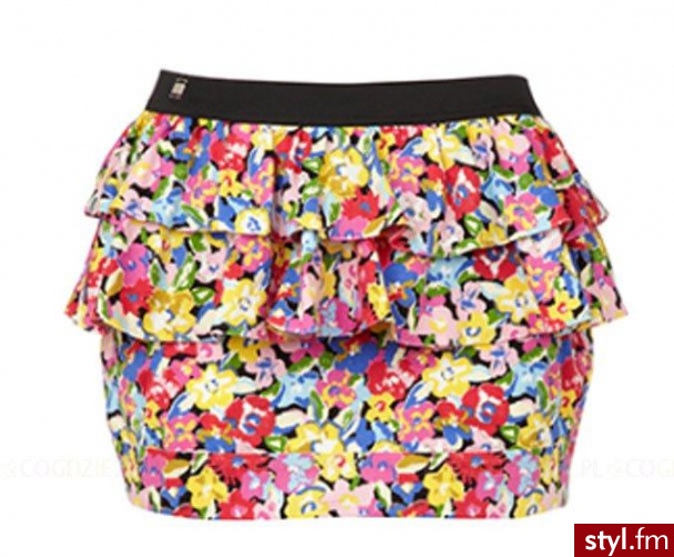 Spódnica - River Island. Dziewczęca mini z nowej kolekcji River Island. Na czarnej gumce, w barwny, kwiatowy wzorek. Składa się z tworzących warstwy falban. Pasuje do miękkich, pastelowych balerin na gumce i dziewczęcego, dopasowanego t-shirtu w czarnym k - Pozostałe Ciuchy Moda