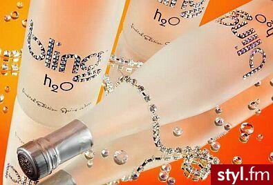 Bling Water to woda pakowana w specjalne, gustowne butelki z matowego szkła lub plastiku, ozdobione kryształami Swarovskiego.

Początkowo pomyślana była jako napój tylko dla osób z hollywoodzkich kręgów i bogaczy, ale teraz może ją kupić każdy - butelka - Misz-masz